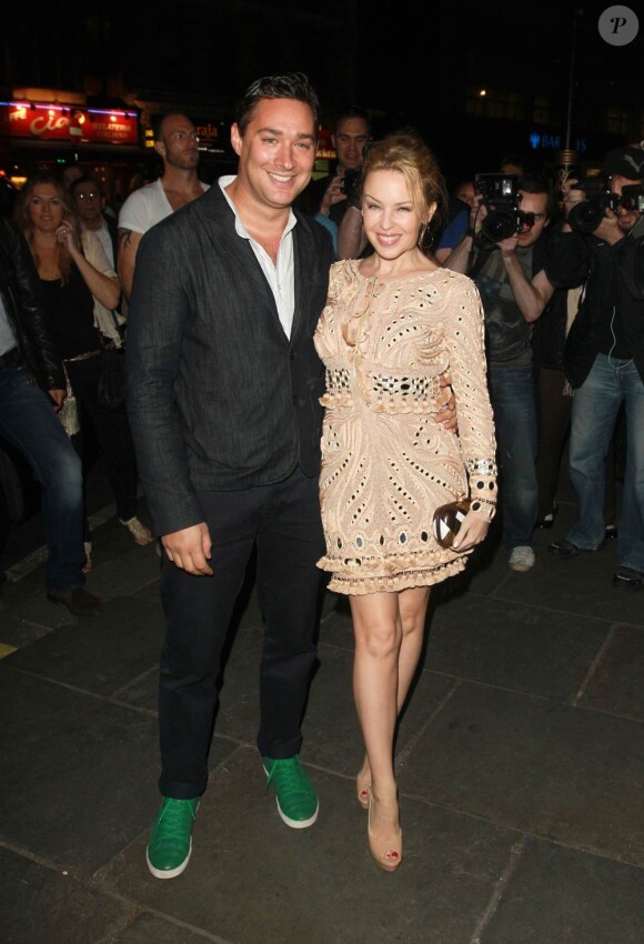 Kylie Minogue et son ami William Baker assistent à la première de The Hurly Burly Show, le 6 avril 2011, à Londres.