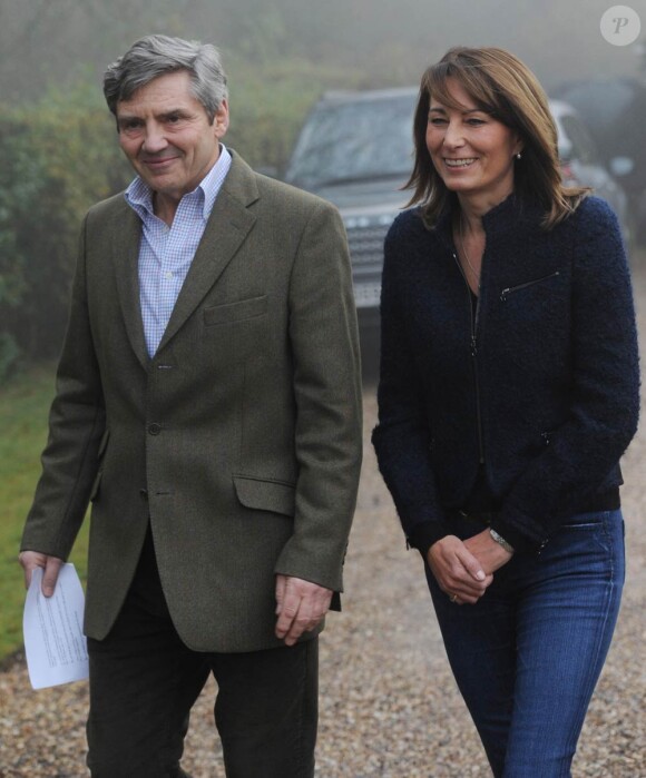 La famille Middleton s'est plainte du harcèlement de la presse après que Carole (photo : avec son époux, chez eux à Bucklebery, le 16 novembre 2010) et Pippa Middleton ont été poursuivies par des photographes à moto, en avril 2011.