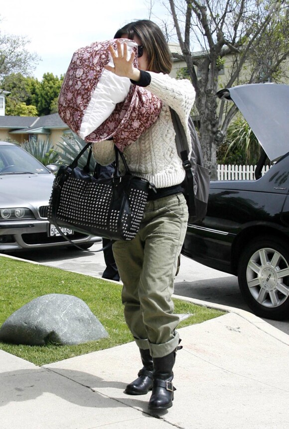 Rachel Bilson revient de l'aéroport de Los Angeles... avec son coussin  (8 avril 2011 à L.A.)