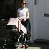 Rachel Stevens fait une promenade avec sa petite Amelie, à Londres, vendredi 8 avril.