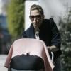 Rachel Stevens fait une promenade avec sa petite Amelie, à Londres, vendredi 8 avril.