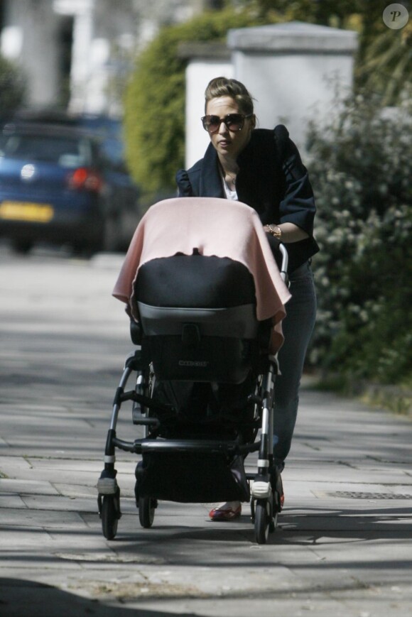 Rachel Stevens fait une promenade avec sa petite Amelie, à Londres, vendredi 8 avril.
