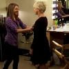 Helen Mirren laisse Nasim Pedrad toucher ses seins miraculeux samedi 9 avril dans l'émission Saturday Night Live