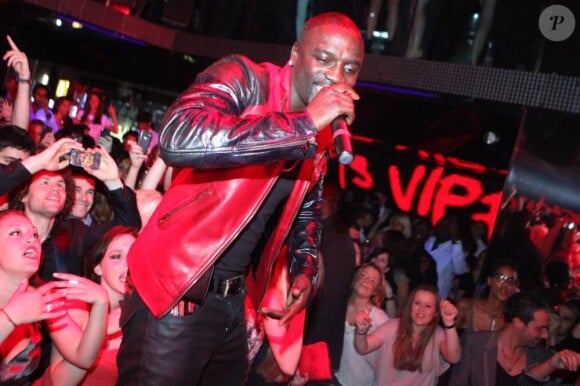 Akon se produit sur la scène du VIP Room Theater (Paris), samedi 9 avril.