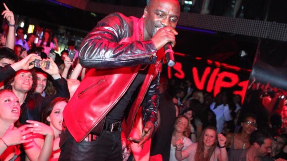 Akon met le VIP Room à ses pieds avant de rejoindre Usher !