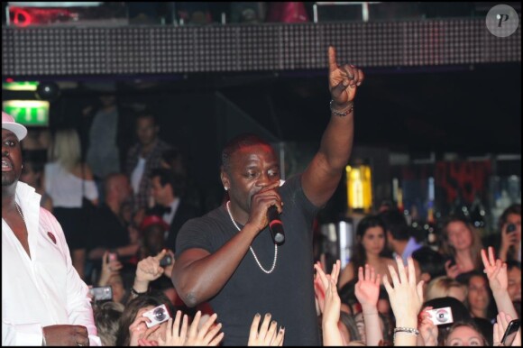 Akon se produit sur la scène du VIP Room Theater (Paris), samedi 9 avril.