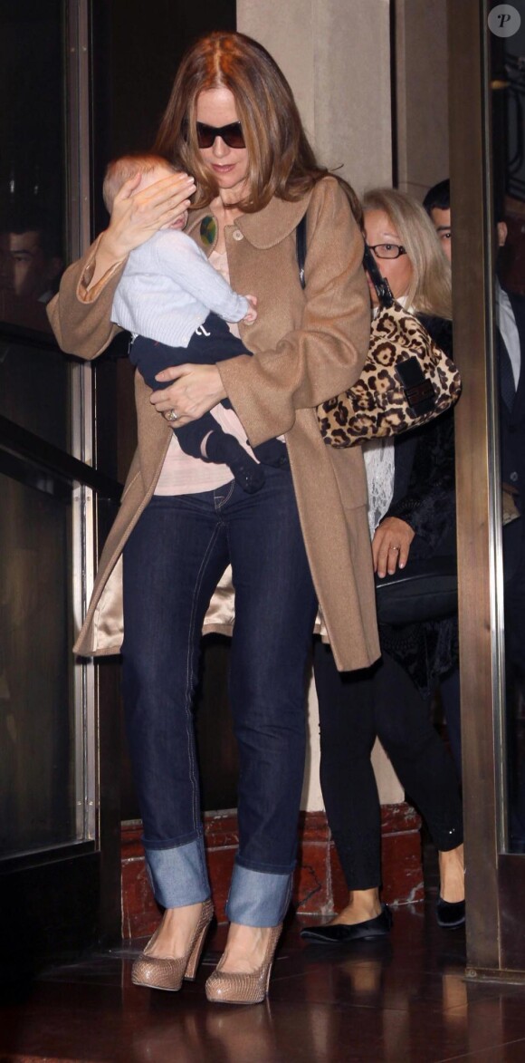 Kelly Preston à New York avec son adorable fils Benjamin le 22 avril 2011