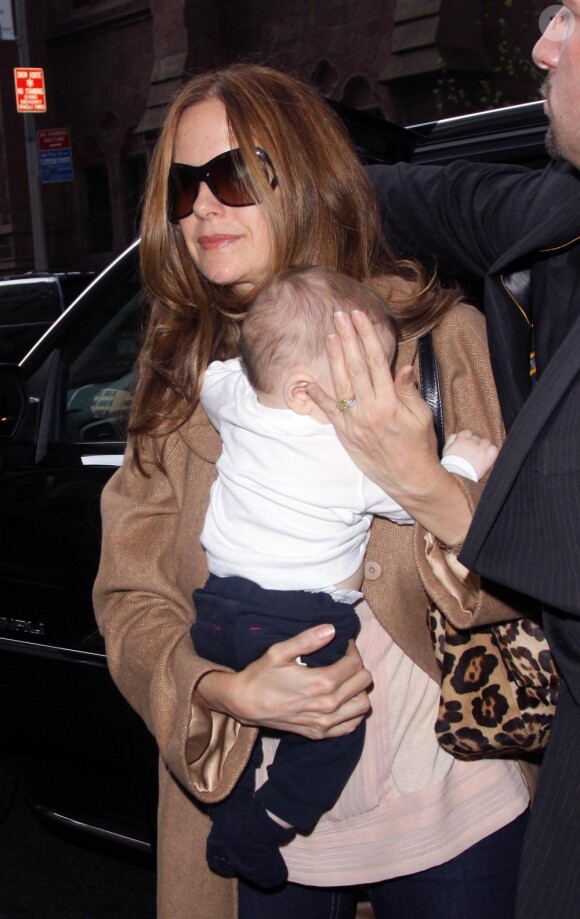 Kelly Preston à New York avec son adorable fils Benjamin le 22 avril 2011