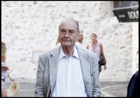 Jacques Chirac se promène dans Saint-Tropez en août 2010