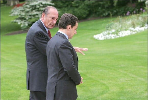Jacques Chirac, alors qu'il était président de la République, et Nicolas Sarkozy, à l'époque encore ministre, discutent dans les jardins de l'Elysée en mai 2004