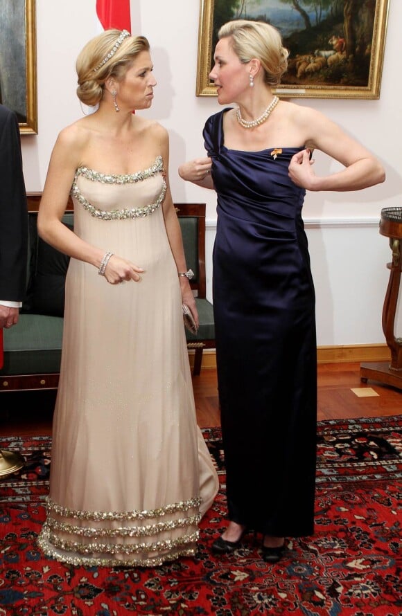 Le 12 avril 2011, la reine Beatrix, le prince Willem-Alexander et la princesse Maxima des Pays-Bas prenaient part à un dîner au Bellevue, à Berlin, organisé par le président Christian Wulff et son épouse Bettina, élégante dans sa robe bleue. 