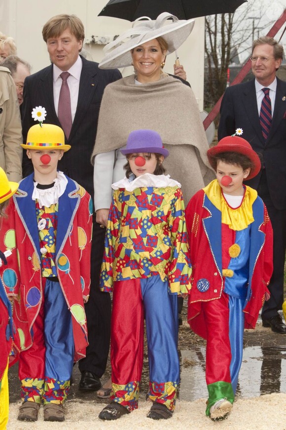 Le 13 avril 2011, la reine Beatrix, le prince Willem-Alexander et la princesse Maxima des Pays-Basse distrayaient au cirque Mitmach Mondeo Circus, à Berlin. Face aux clowns, la plus flashy des princesses avait adopté un style sobre !