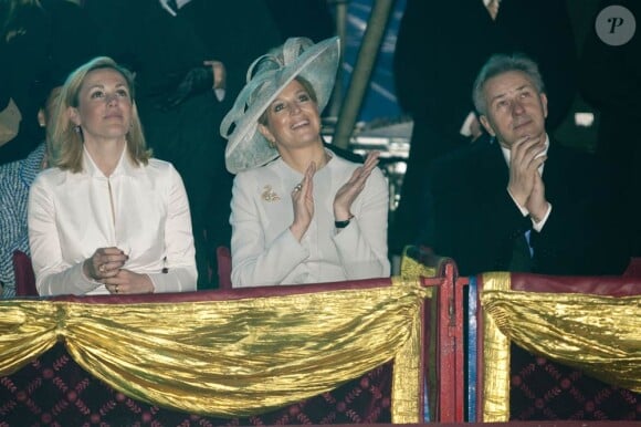 Le 13 avril 2011, la reine Beatrix, le prince Willem-Alexander et la princesse Maxima des Pays-Basse distrayaient au cirque Mitmach Mondeo Circus, lors de leur visite officielle en Allemagne, du 12 au 16 avril 2011.