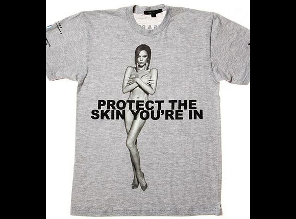 Victoria Beckham pose pour le T-shirt protect your skin, you're in