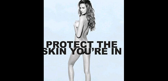 Irina Shayk sur le T-shirt de Marc Jacobs, Protect your skin, I'm in