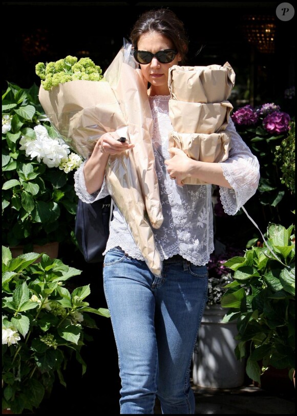 Katie Holmes sort de chez le fleuriste, à Los Angeles. 14 avril 2011