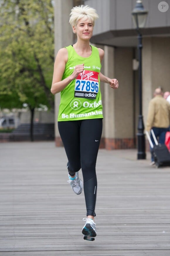 Agyness Deyn se prépare pour courir le marathon de Londres, le 15 avril 2011, près du Tower Bridge