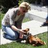 Katherine Heigl s'amuse avec un chien en attendant sa maman à Pasadena. 14 avril 2011