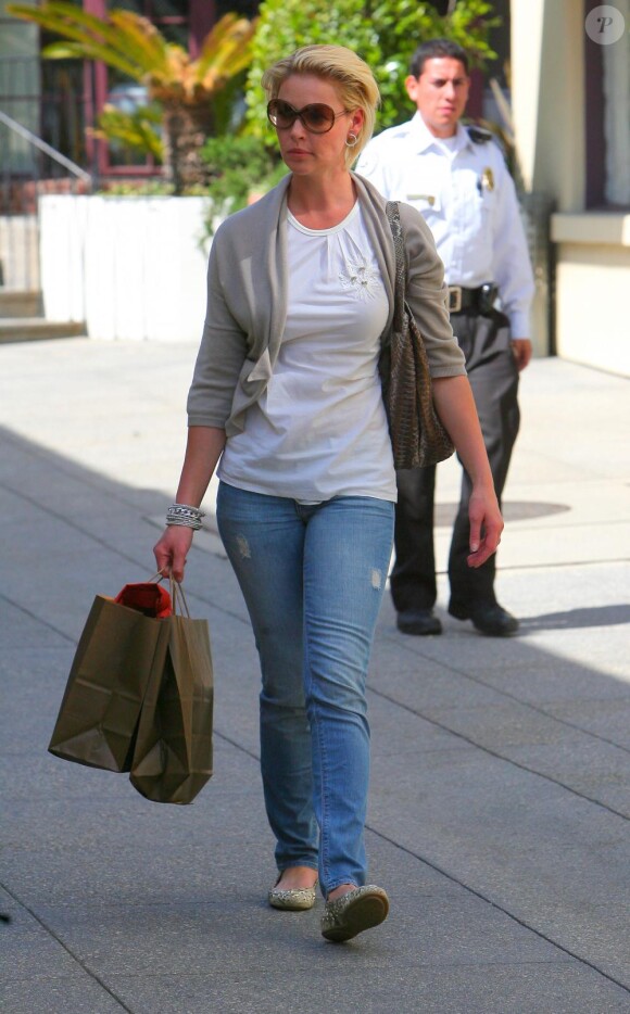 Katherine Heigl fait du shopping, sous le soleil, à Pasadena. 14 avril 2011