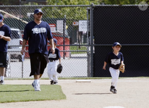 Kevin Federline encourage son fils Sean Preston, cinq ans, lors d'un match de baseball, dimanche 10 avril à Los Angeles.