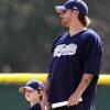 Kevin Federline encourage son fils Sean Preston, cinq ans, lors d'un match de baseball, dimanche 10 avril à Los Angeles.