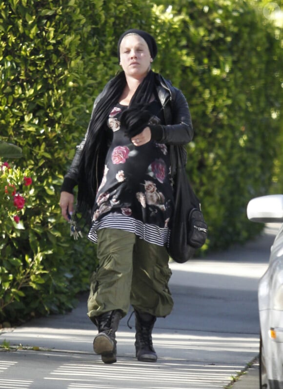 La chanteuse Pink, dans les rues de Malibu, affiche un look particulièrement improbable. Avril 2011