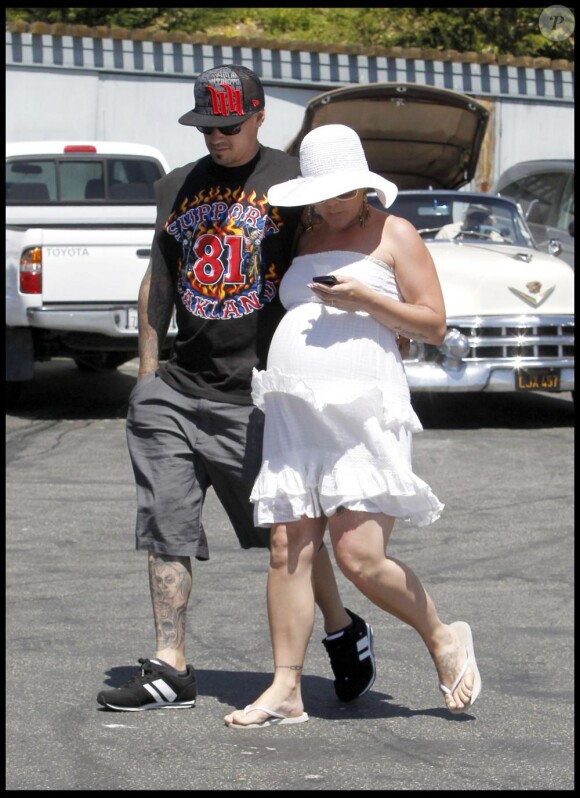 Pink et son mari Carey Hart se promènent à Malibu. La chanteuse semble avoir fait un bel effort vestimentaire, contrairement à d'habitude. 16 avril 2011