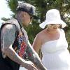 Pink et son mari Carey Hart se promènent à Malibu. La chanteuse semble a fait un bel effort vestimentaire, contrairement à d'habitude. 16 avril 2011
