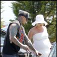 Pink et son mari Carey Hart se promènent à Malibu. La chanteuse semble a fait un bel effort vestimentaire, contrairement à d'habitude. 16 avril 2011