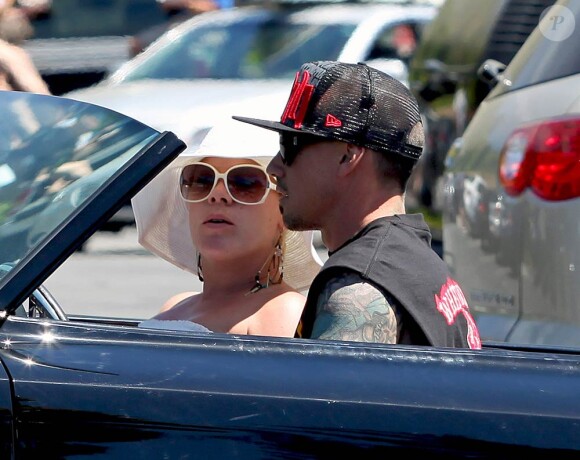 Pink a fait un véritable effort de look ! Elle se balade avec son époux Carey Hart dans les rues de Malibu. 16 avril 2011