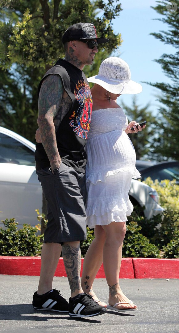 Pink a fait un véritable effort de look ! Elle se balade avec son époux Carey Hart dans les rues de Malibu. 16 avril 2011
