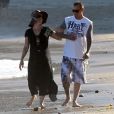 Pink, enceinte, et son mari Carey Hart sur la plage à Malibu le 31 mars 2011