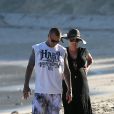 Pink, enceinte, et son mari Carey Hart sur la plage à Malibu le 31 mars 2011