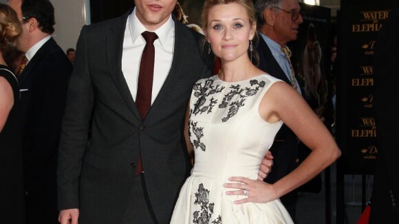 Reese Witherspoon, jeune mariée sublime, au bras de Robert Pattinson !