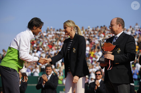 Charlene Wittstock félicite le grand gagnant Rafael Nadal après de la finale du tournoi de Monte-Carlo le 17 avril 2011