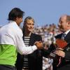 Rafael Nadal, gagnant de la finale du tournoi de Monte-Carlo le 17 avril 2011, félicité par le prince Albert et Charlene Wittstock