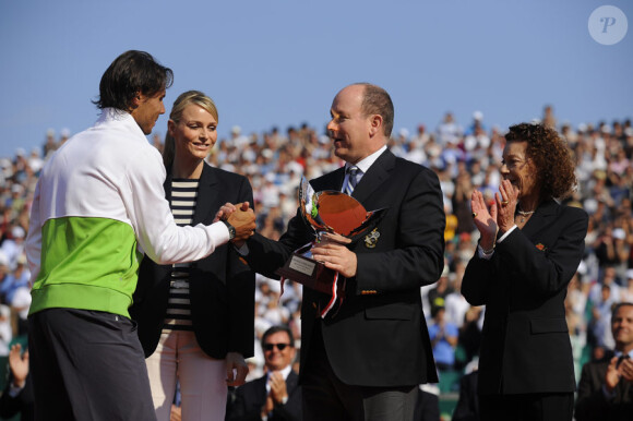 Rafael Nadal, gagnant de la finale du tournoi de Monte-Carlo le 17 avril 2011, félicité par le prince Albert et Charlene Wittstock