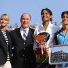 Le prince Albert de Monaco avec sa fiancée, Charlene Wittstock, les joueurs Rafael Nadal (gagnant) et David Ferrer, ainsi que la présidente du comité du tournoi, Elizabeth-Ann de Massylors de la finale du tournoi de Monte-Carlo le 17 avril 2011