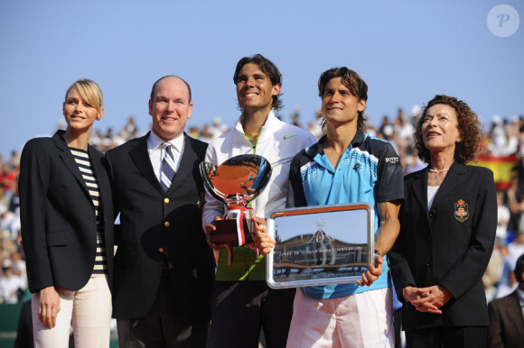 Le prince Albert de Monaco avec sa fiancée, Charlene Wittstock, les joueurs Rafael Nadal (gagnant) et David Ferrer, ainsi que la présidente du comité du tournoi, Elizabeth-Ann de Massylors de la finale du tournoi de Monte-Carlo le 17 avril 2011