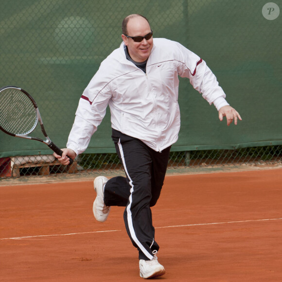 Le prince Albert s'amuse lors d'un match amical de tennis dans le cadre du tournoi de Monte-Carlo le 17 avril 2011