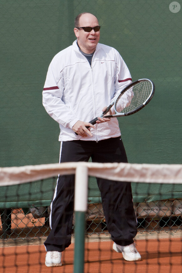 Le prince Albert s'amuse lors d'un match amical de tennis dans le cadre du tournoi de Monte-Carlo le 17 avril 2011