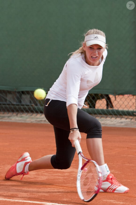 Caroline Wozniacki s'amuse lors d'un match amical de tennis dans le cadre du tournoi de Monte-Carlo le 17 avril 2011