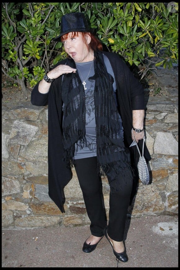 Régine à Saint Tropez été 2010 qui imite le regretté Michael Jackson