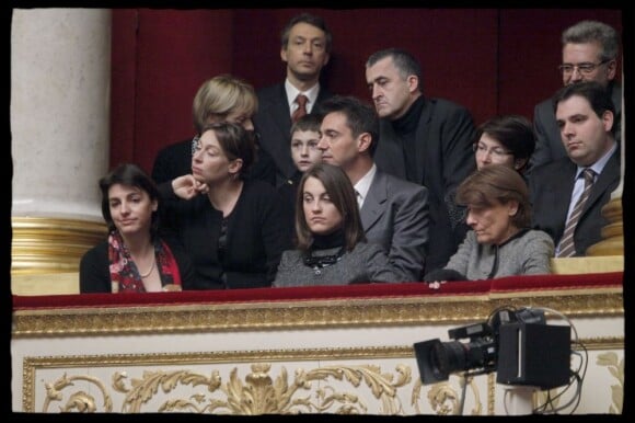 Béatrice Bernascon, entourée de sa fille Anne-Laure, ainsi que des trois premiers enfants de Philippe Séguin (Pierre, Catherine et Patrick), lui rendent hommage à l'assemblée nationale. 12 janvier 2010