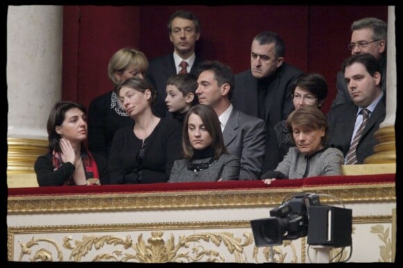 Béatrice Bernascon, entourée de sa fille Anne-Laure, ainsi que des trois premiers enfants de Philippe Séguin (Pierre, Catherine et Patrick). Ils lui rendent hommage à l'Assemblée nationale. 12 janvier 2010