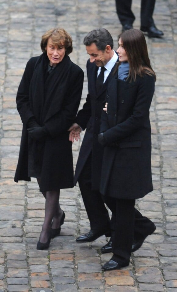 Nicolas Sarkozy et Carla Bruni entourent Béatrice, veuve de Philippe Séguin, aux obsèques de l'homme politique, le 11 janvier 2010.