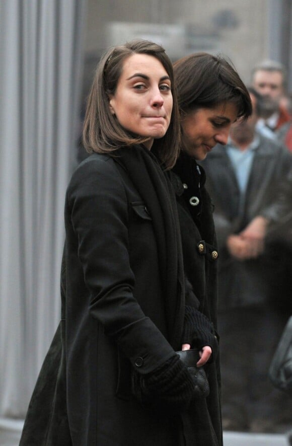 Anne-Laure, dernière fille de Philippe Séguin, aux obsèques de l'homme politique, le 11 janvier 2010.