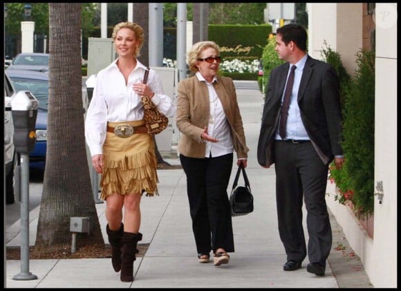 Katherine Heigl ne quitte pas sa maman-manager. Cette dernière pourrait au moins lui être de bons conseils en matière de tenue vestimentaire. Los Angeles, 18 avril 2011 