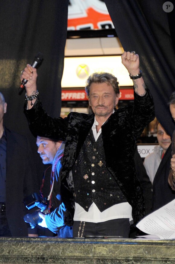 Johnny Hallyday (photo : lors de son showcase au Virgin des Champs-Elysées, le 27 mars 2011) sera l'invité exceptionnel de X Factor le 26 avril 2011, sur M6.