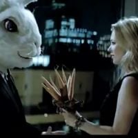 Kate Moss : oublié Jamie Hince... elle drague un lapin géant !